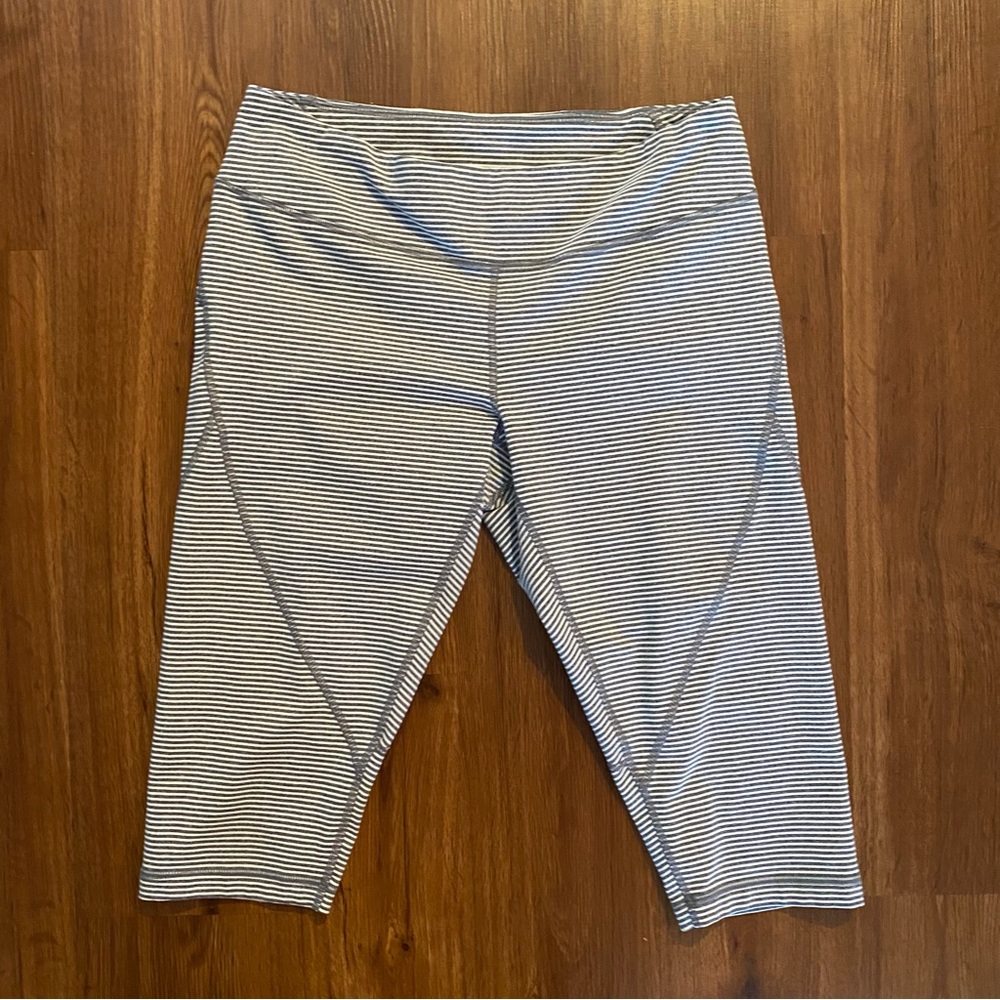 Zella leggings size cropped striped Size Large Gray white activewear workout